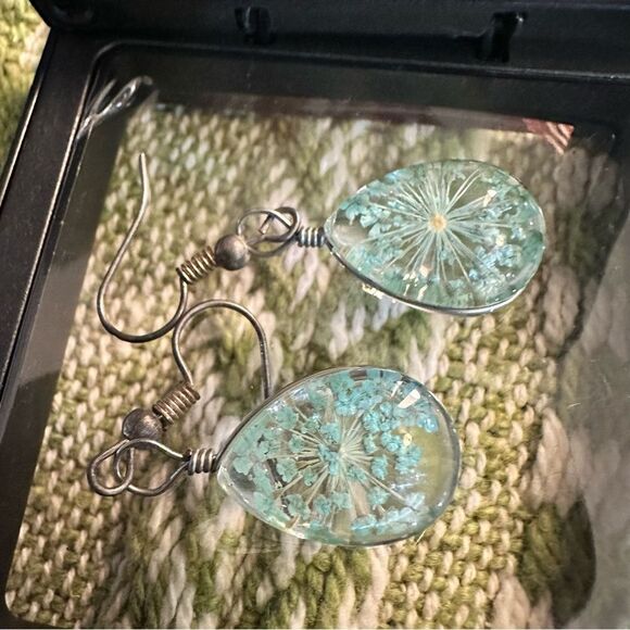 Real Pressed Flower Resin Drop Earrings - Picture 5 of 5